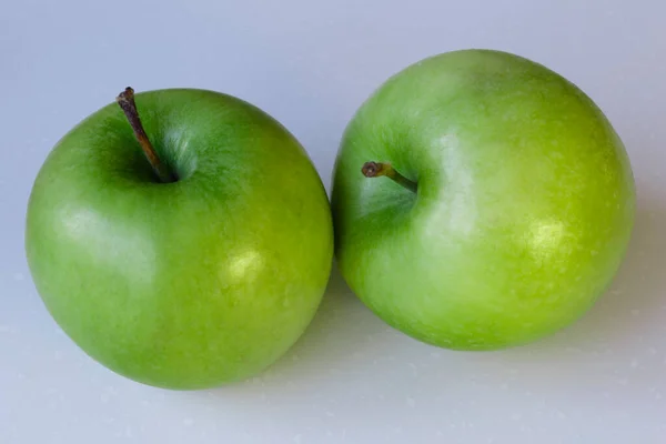Yeşil Elmaların Beyaz Arkaplanda Yakın Çekimi — Stok fotoğraf