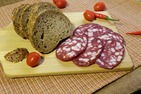 Σαλάμι Λουκάνικο Και Ψωμί Για Σάντουιτς Φέτες Ξύλο Κοπής — Φωτογραφία Αρχείου