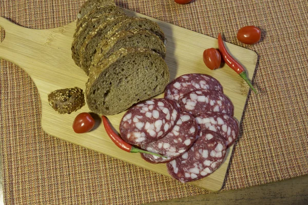 Salsicha Salame Pão Para Sanduíches Cortados Tábua Corte — Fotografia de Stock