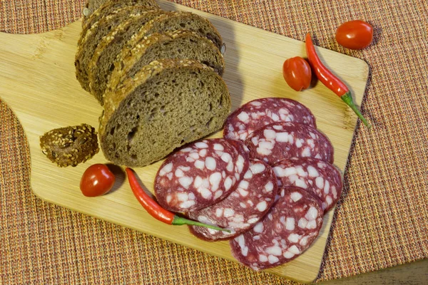 Salsiccia Salame Pane Panini Affettati Sul Tagliere — Foto Stock