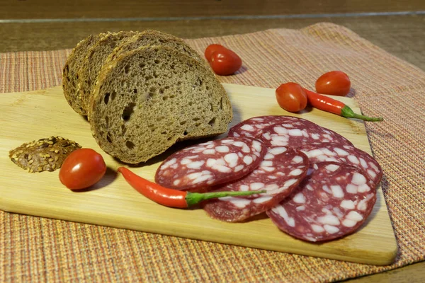 Salsicha Salame Pão Para Sanduíches Cortados Tábua Corte — Fotografia de Stock
