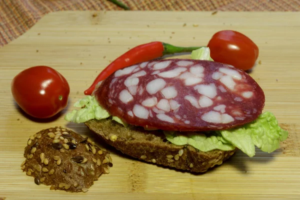 Sandwich Mit Brot Und Wurst Zum Businessfrühstück — Stockfoto