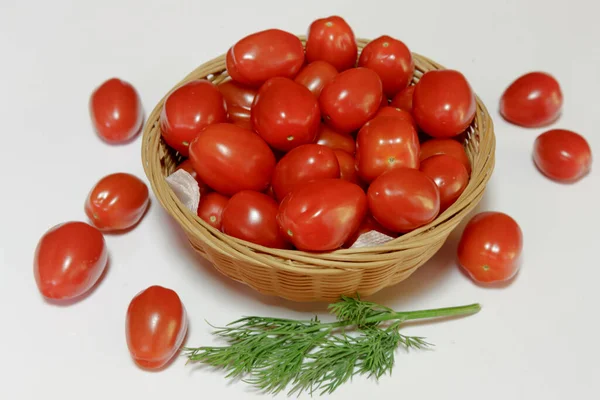 Tomates Cereja Uma Cesta Fundo Branco Pronto Para Comer Comida — Fotografia de Stock