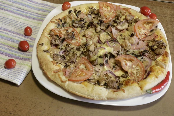 Sıcak ev yapımı Lezzetli Pepperoni Pizza, Yemeye Hazır.