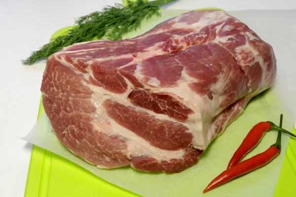 Carne Maiale Cruda Con Aneto Pepe Piccante Sul Tagliere Cucinare — Foto Stock