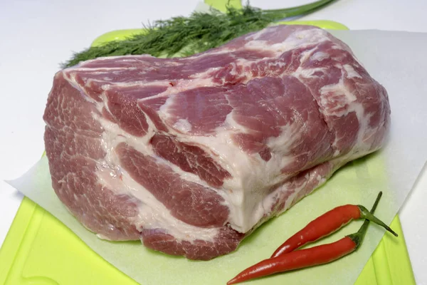 Şnitzel pişirmek için dereotu ve baharatlı biberli taze çiğ domuz eti. Beyaz arkaplanda izole.