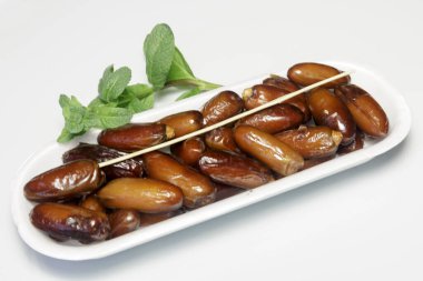 Hurmalar, plastik kutuya doldurulmuş, satılmaya hazır, beyaz arka plan. İş konsepti. Yakın plan..