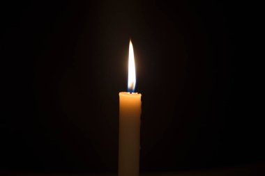 Mum alevi kapanışı siyahta izole edilmiş. Soyut Arkaplan.