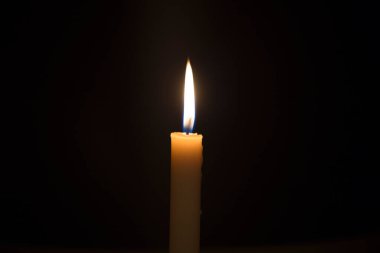 Mum alevi kapanışı siyahta izole edilmiş. Soyut Arkaplan.