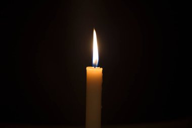 Mum alevi kapanışı siyahta izole edilmiş. Soyut Arkaplan.