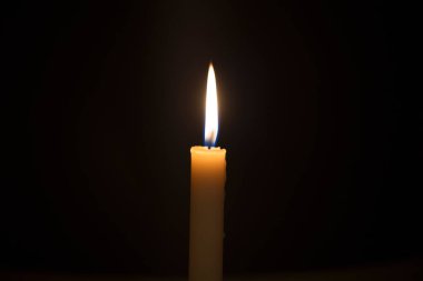 Mum alevi kapanışı siyahta izole edilmiş. Soyut Arkaplan.