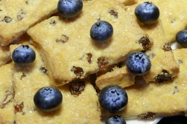 Kahvaltı konsepti olarak yabanmersinli kurabiyeler. Lezzetli arka plan.