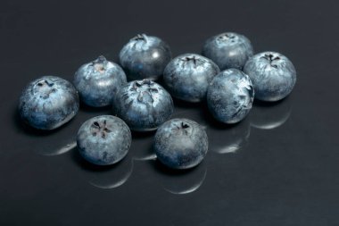 Yaban mersinli yakın çekim, karanlık bir arka planda izole edilmiş, yemeye hazır, vegan yemeği..