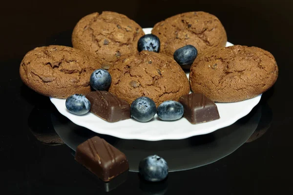 Biscuits Chocolat Avec Morceaux Chocolat Bleuets Sur Une Soucoupe Blanche — Photo