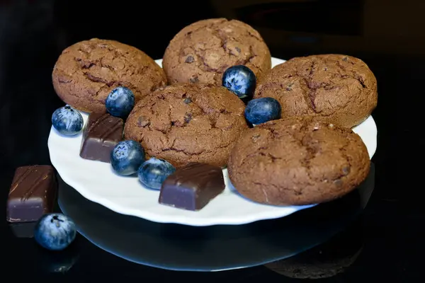 Biscuits Chocolat Avec Morceaux Chocolat Bleuets Sur Une Soucoupe Blanche — Photo