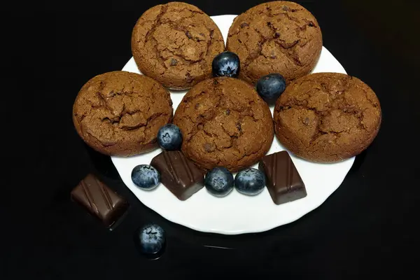 Chocolate Cookies Chocolate Pieces Blueberries White Saucer Isolated Dark Background — Stock Photo, Image