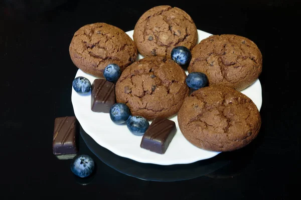 Biscuits Chocolat Avec Morceaux Chocolat Bleuets Sur Une Soucoupe Blanche — Photo