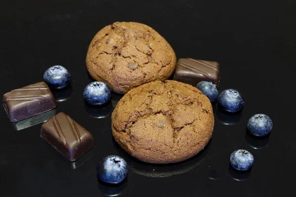 Biscuits Chocolat Avec Morceaux Chocolat Bleuets Sur Fond Sombre — Photo