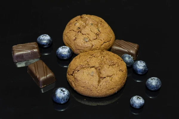 Biscuits Chocolat Avec Morceaux Chocolat Bleuets Sur Fond Sombre — Photo