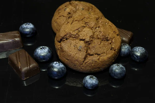 Biscuits Chocolat Avec Morceaux Chocolat Bleuets Sur Fond Sombre — Photo