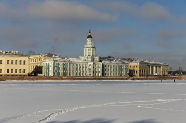 Donmuş Neva 'dan Kunstkamera müzesi ve üniversite seti manzarası, Saint Petersburg, Rusya kışı manzarası.