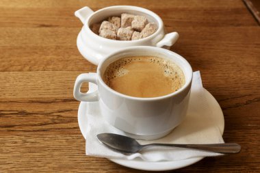 İş yemeği için bir fincan kahve. Kimse, yalnız..