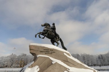 Bronz Süvari, Rusya 'nın Saint Petersburg kentindeki Senato Meydanı' nda Büyük Peter 'ın bir binicilik anıtıdır..