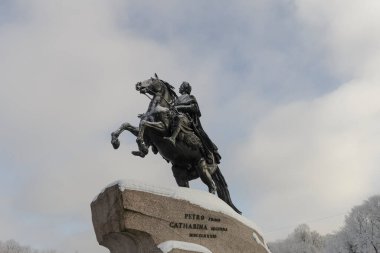 Bronz Süvari, Rusya 'nın Saint Petersburg kentindeki Senato Meydanı' nda Büyük Peter 'ın bir binicilik anıtıdır..