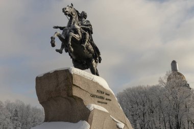 Bronz Süvari, Rusya 'nın Saint Petersburg kentindeki Senato Meydanı' nda Büyük Peter 'ın bir binicilik anıtıdır..