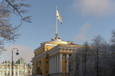 Dondurulmuş Neva 'nın Deniz Kuvvetleri, Kraliyet Donanma Bakanlığı ve Deniz Kuvvetleri deniz seti, Rusya' nın Saint Petersburg kışı manzarası..