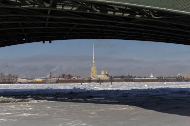Rusya 'nın Saint Petersburg şehrinde kış manzarası, saray köprüsü, rostral sütun, kalede Peter ve Paul Katedrali ve buz ve karla kaplı Neva nehri..