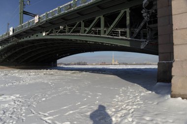 Rusya 'nın Saint Petersburg şehrinde kış manzarası, saray köprüsü, rostral sütun, kalede Peter ve Paul Katedrali ve buz ve karla kaplı Neva nehri..
