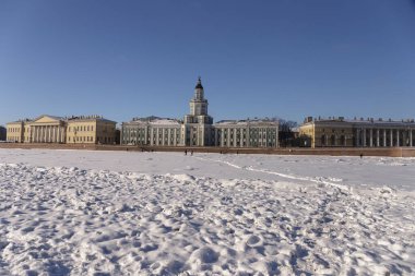 Donmuş Neva 'dan Kunstkamera müzesi ve üniversite seti manzarası, Saint Petersburg, Rusya kışı manzarası.