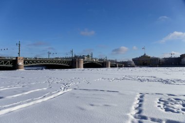 Donmuş Neva 'dan saray köprüsü ve deniz kuvvetleri seti manzaralı, Saint Petersburg, Rusya kışı manzaralı..