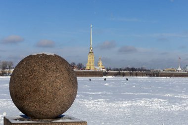 Peter ve Paul Katedrali 'ni, Rusya İmparatoru' nun mabedini, Peter ve Paul Kalesi 'ni, donmuş Neva' yı, Rusya 'nın Saint Petersburg,.