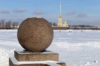 Peter ve Paul Katedrali 'ni, Rusya İmparatoru' nun mabedini, Peter ve Paul Kalesi 'ni, donmuş Neva' yı, Rusya 'nın Saint Petersburg,.