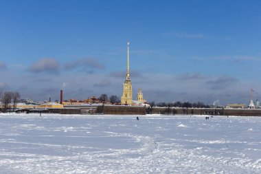 Peter ve Paul Katedrali 'ni, Rusya İmparatoru' nun mabedini, Peter ve Paul Kalesi 'ni, donmuş Neva' yı, Rusya 'nın Saint Petersburg,.
