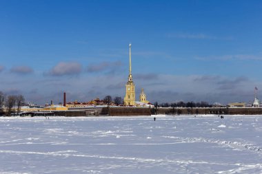 Peter ve Paul Katedrali 'ni, Rusya İmparatoru' nun mabedini, Peter ve Paul Kalesi 'ni, donmuş Neva' yı, Rusya 'nın Saint Petersburg,.