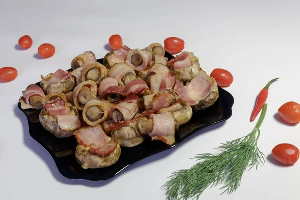 Cogumelos Recheados Com Bacon Queijo Prato Preto Prontos Para Comer — Fotografia de Stock