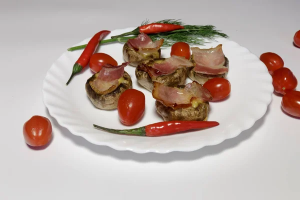 Cogumelos Recheados Com Bacon Queijo Prato Branco Prontos Para Comer — Fotografia de Stock