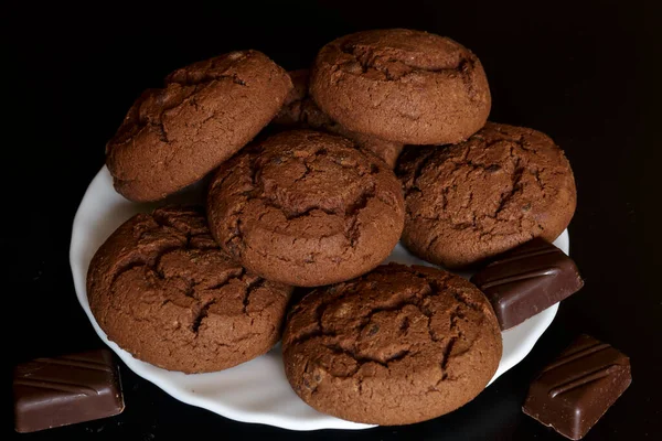 Chocolate Cookies White Saucer Chocolate Pieces Dark Background — Stock Photo, Image