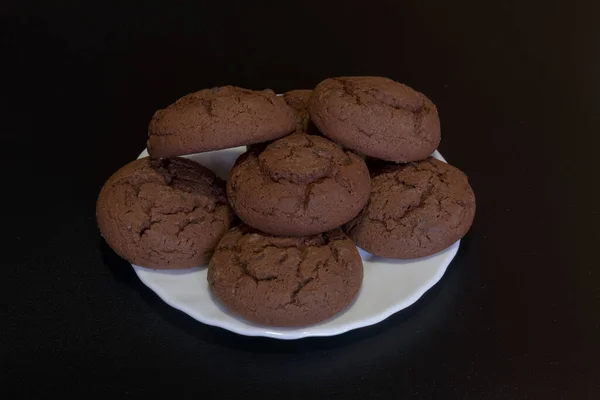 Chocolate Cookies White Saucer Chocolate Pieces Dark Background — Stock Photo, Image