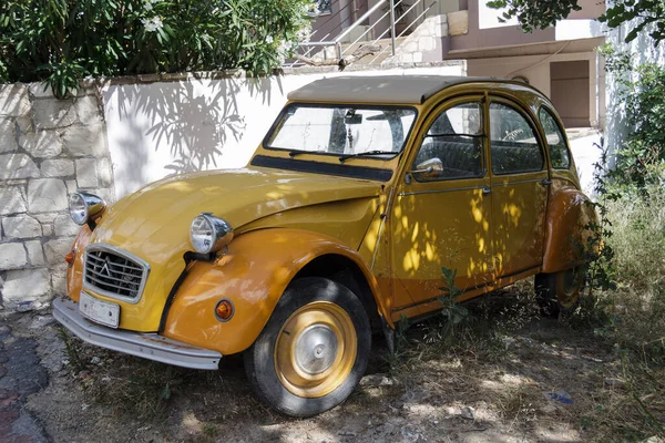 Pequeño Coche Amarillo Viejo — Foto de Stock