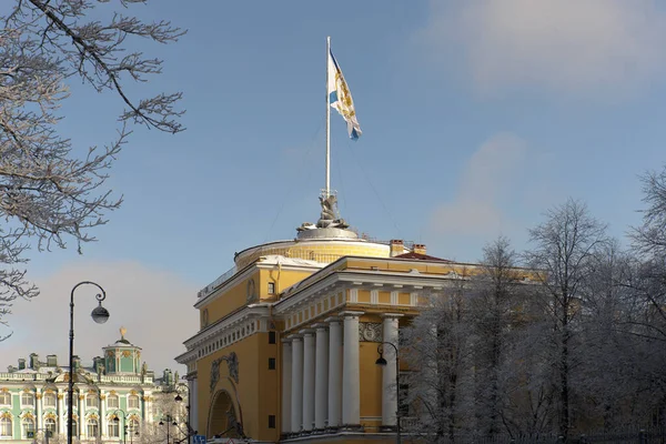 Dondurulmuş Neva 'nın Deniz Kuvvetleri, Kraliyet Donanma Bakanlığı ve Deniz Kuvvetleri deniz seti, Rusya' nın Saint Petersburg kışı manzarası..