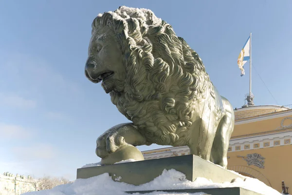 冬の日 ロシア サンクトペテルブルクのアドミラルティ堤防の青銅と海軍本部ビルのライオンの彫刻 — ストック写真