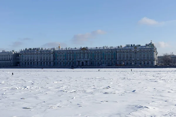 Rusya İmparatoru 'nun konutu Kış Sarayı' nın manzarası. Donmuş Neva 'dan, Rusya, Saint Petersburg' un kış manzarasından..