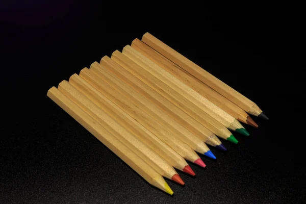 Lápices Color Aislados Sobre Fondo Oscuro — Foto de Stock