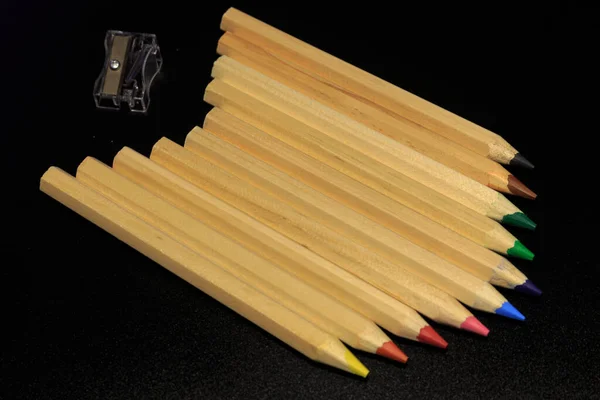 Koyu Arkaplanda Izole Edilmiş Renkli Kalemler — Stok fotoğraf