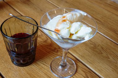 Karamelli vanilyalı dondurma..