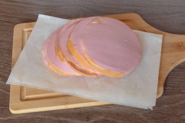 Kesme tahtasında dilimlenmiş domuz sosisi. Sağlıksız yemek..